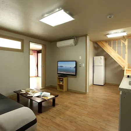 Light Sky Pension Geoje Exterior photo