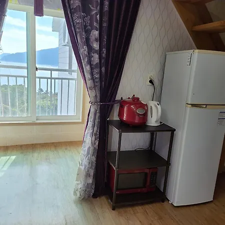 Light Sky Pension Geoje Exterior photo