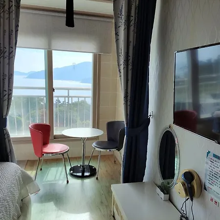 Light Sky Pension Geoje Exterior photo
